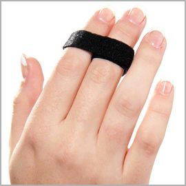 El compinche del finger coloca la cinta de la tablilla para tratar roto para la junta hinchada o dislocada atascada